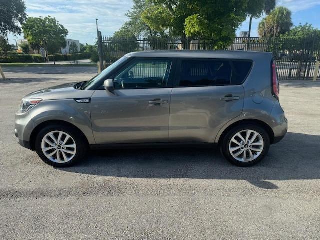 KNDJP3A59H7448123 - 2017 KIA SOUL + GRAY photo 13