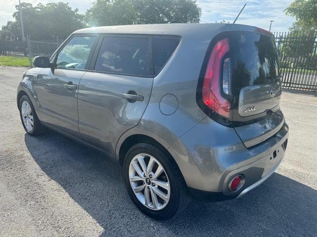 KNDJP3A59H7448123 - 2017 KIA SOUL + GRAY photo 2