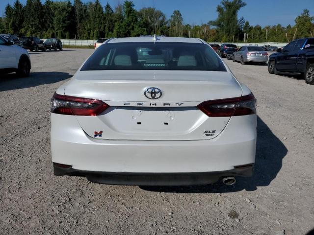 4T1F11BK9PU075435 - 2023 TOYOTA CAMRY XLE أبيض صورة 6