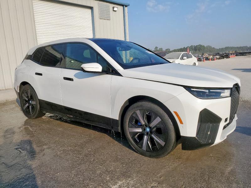 WB523CF01RCP94121 - 2024 BMW IX XDRIVE50 WHITE photo 4