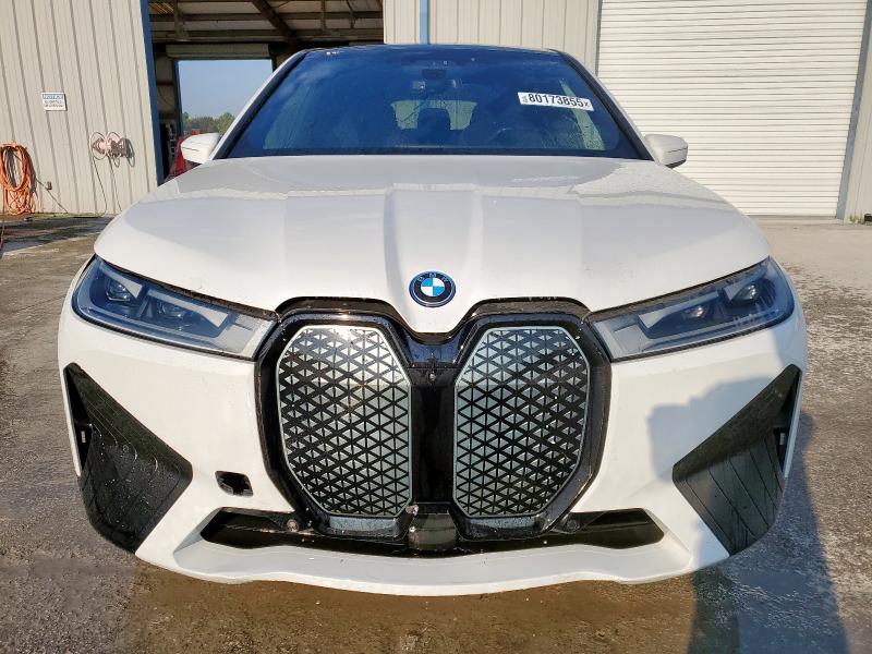 WB523CF01RCP94121 - 2024 BMW IX XDRIVE50 WHITE photo 5
