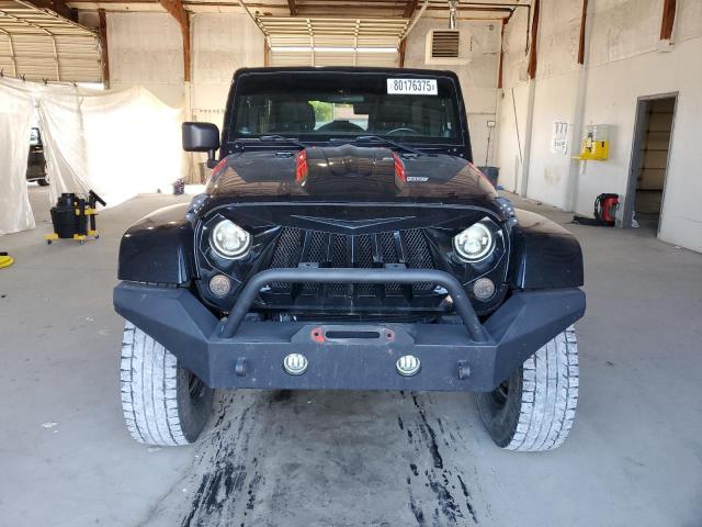 1C4BJWEG4CL269670 - 2012 JEEP WRANGLER U SAHARA أسود صورة 5