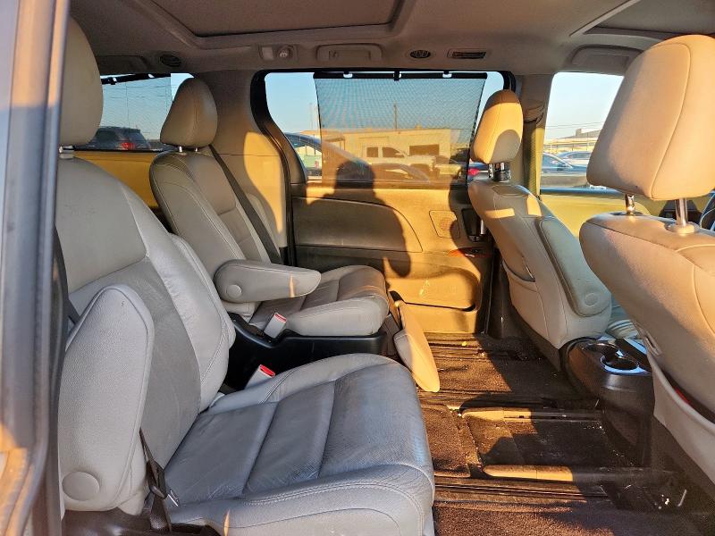 5TDYK3DCXGS752895 - 2016 TOYOTA SIENNA XLE WHITE photo 11