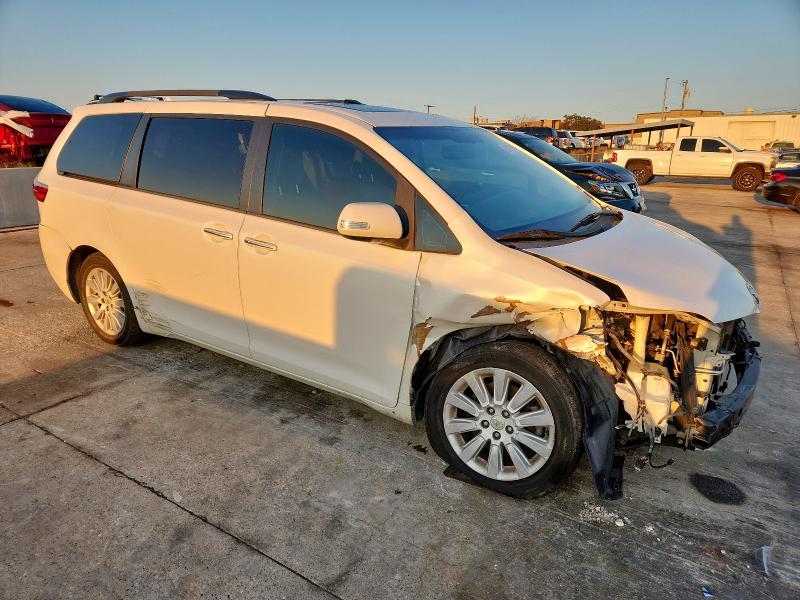 5TDYK3DCXGS752895 - 2016 TOYOTA SIENNA XLE WHITE photo 4