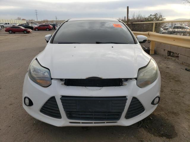 1FADP3K22EL442402 - 2014 FORD FOCUS SE WHITE photo 5