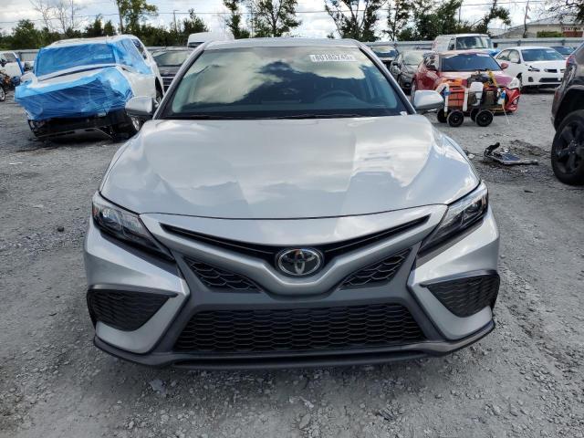 4T1G11AK7RU246546 - 2024 TOYOTA CAMRY SE NIGHT SHADE SILVER photo 5