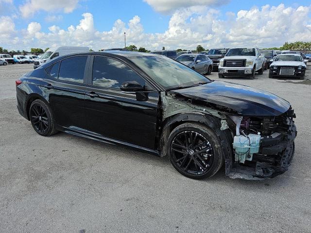 4T1DAACKXSU049022 - 2025 TOYOTA CAMRY XSE შავი ფოტო 4