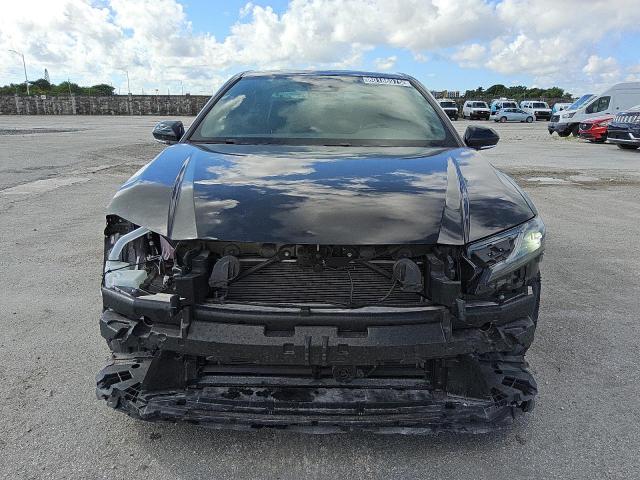 4T1DAACKXSU049022 - 2025 TOYOTA CAMRY XSE შავი ფოტო 5