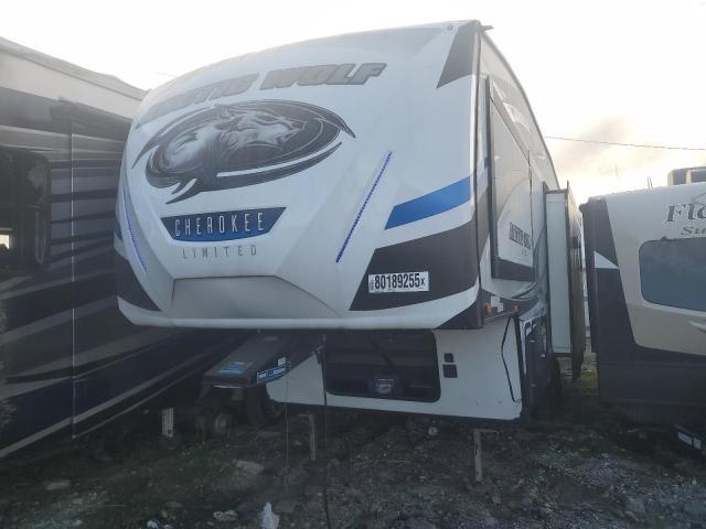 4X4FCKE26H3600145 - 2017 FOREST RIVER ARTIC WOLF CHEROKEE TWO TONE photo 2