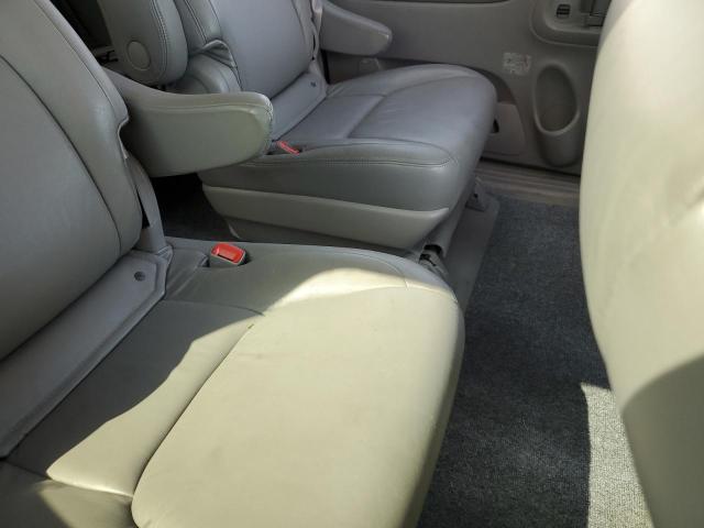 5TDBA22C85S028982 - 2005 TOYOTA SIENNA XLE GOLD photo 11