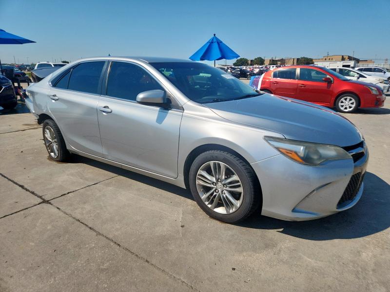 4T1BF1FKXHU362410 - 2017 TOYOTA CAMRY SE LE Srebrny zdjęcie 4