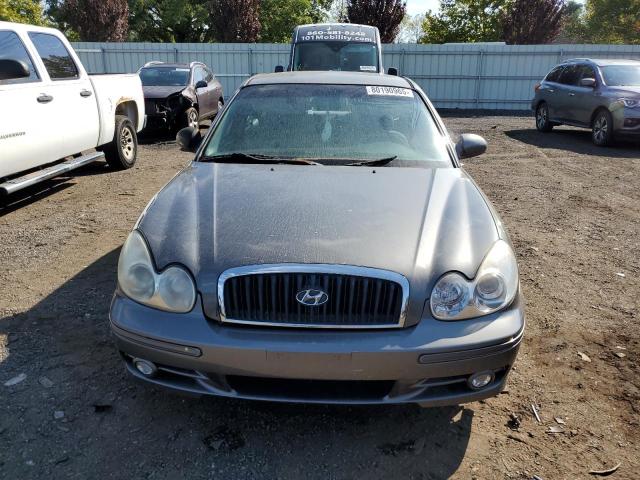 KMHWF25S32A594803 - 2002 HYUNDAI SONATA GL GRAY photo 5
