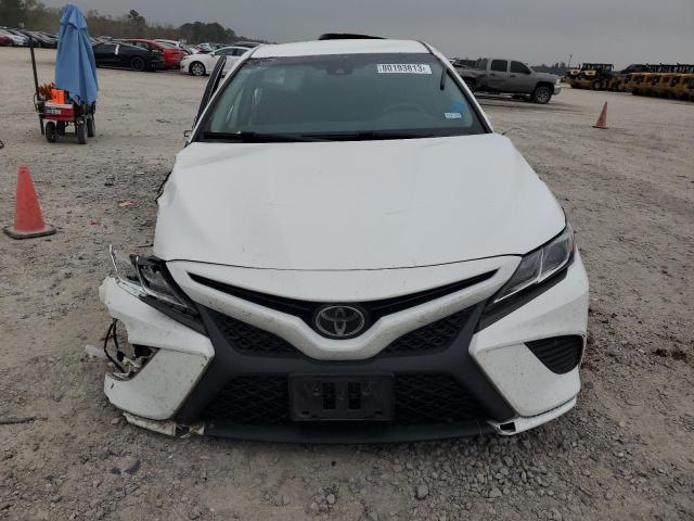 4T1B11HK8JU132253 - 2018 TOYOTA CAMRY L WHITE photo 5