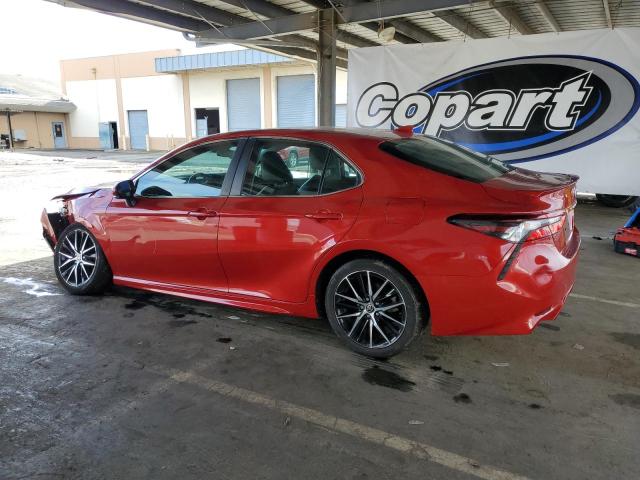 4T1G11AKXNU035500 - 2022 TOYOTA CAMRY SE RED photo 2