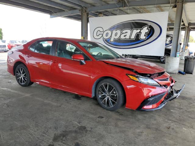 4T1G11AKXNU035500 - 2022 TOYOTA CAMRY SE RED photo 4