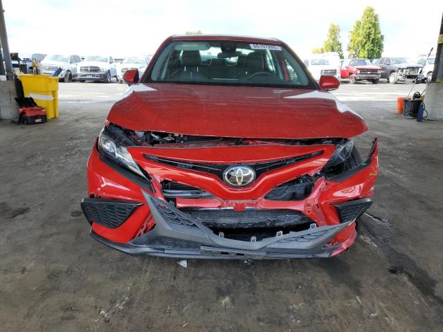 4T1G11AKXNU035500 - 2022 TOYOTA CAMRY SE RED photo 5