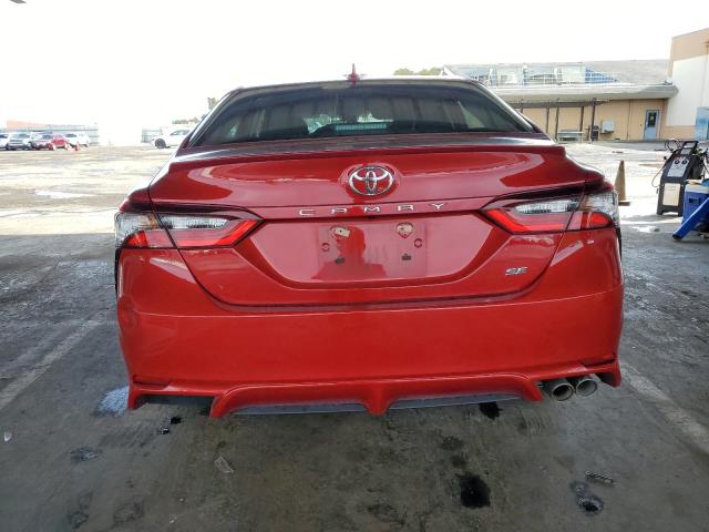 4T1G11AKXNU035500 - 2022 TOYOTA CAMRY SE RED photo 6