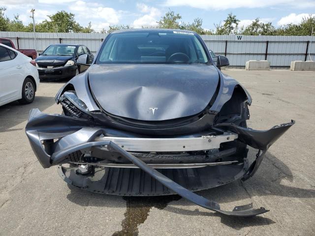 7SAYGDEEXPF785040 - 2023 TESLA MODEL Y Grafitowy zdjęcie 5