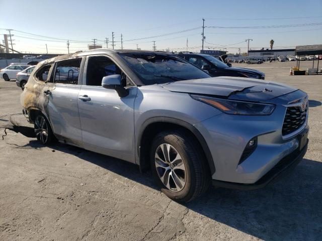 5TDGZRBH4NS235579 - 2022 TOYOTA HIGHLANDER XLE SILVER photo 4