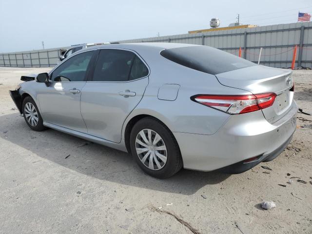 4T1B11HK7JU645137 - 2018 TOYOTA CAMRY L SILVER photo 2