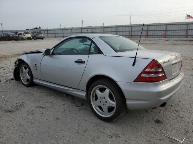 WDBKK47F5YF159432 - 2000 MERCEDES-BENZ SLK 230 KOMPRESSOR SILVER photo 2