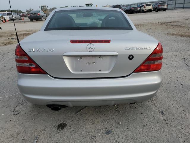 WDBKK47F5YF159432 - 2000 MERCEDES-BENZ SLK 230 KOMPRESSOR SILVER photo 6