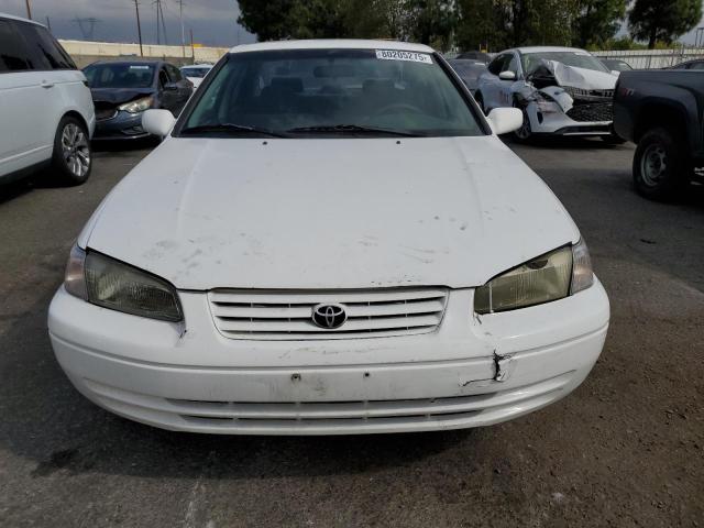 JT2BG22K5W0134972 - 1998 TOYOTA CAMRY CE Weiß Foto 5