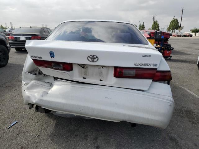 JT2BG22K5W0134972 - 1998 TOYOTA CAMRY CE Weiß Foto 6