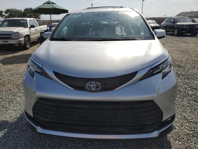 5TDJRKEC4NS087334 - 2022 TOYOTA SIENNA XLE ვერცხლისფერი ფოტო 5