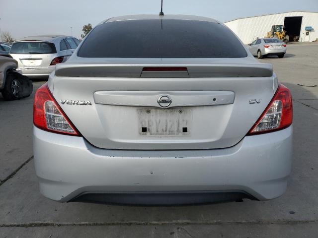 3N1CN7APXJK438685 - 2018 NISSAN VERSA S SILVER photo 6