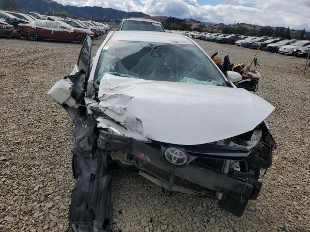 5YFBURHE8JP825499 - 2018 TOYOTA COROLLA L WHITE photo 5