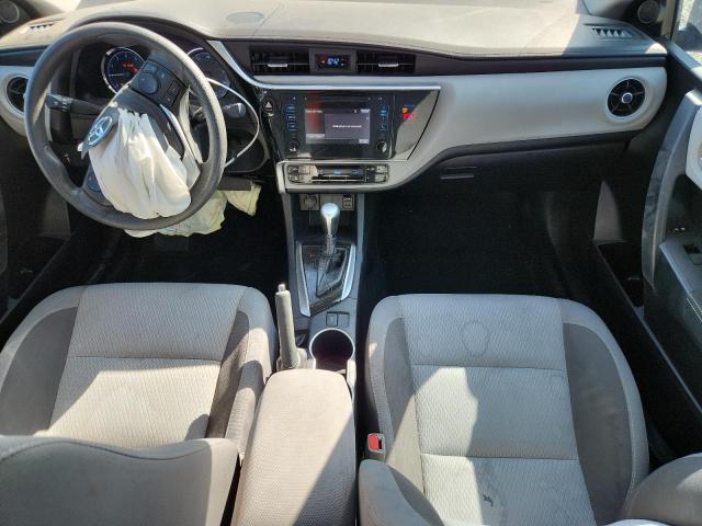 2T1BURHE7JC098713 - 2018 TOYOTA COROLLA L Silber Foto 8