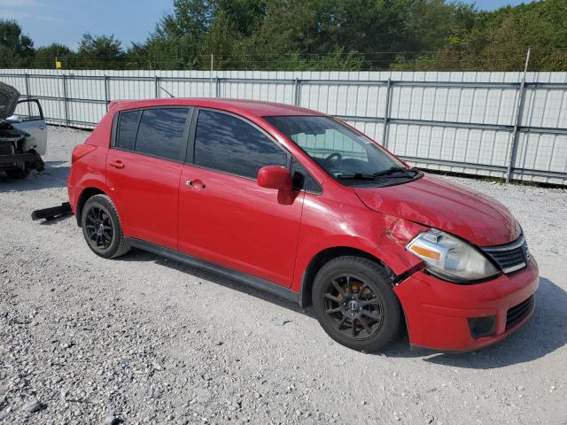3N1BC13E79L489982 - 2009 NISSAN VERSA S RED photo 4