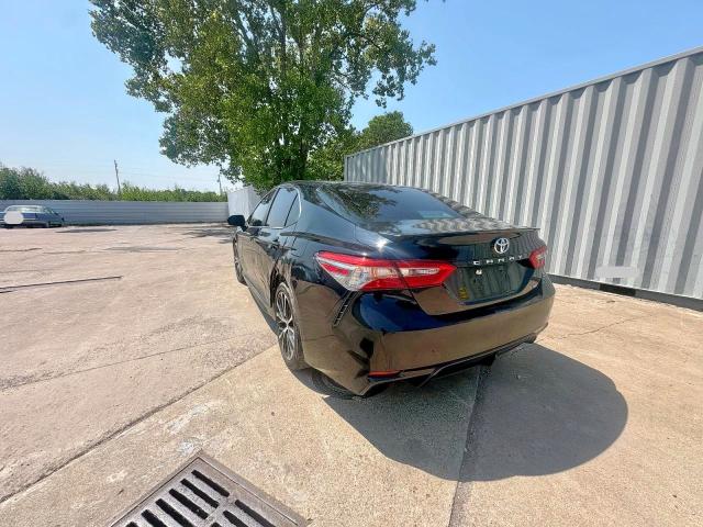 4T1B11HK2JU575143 - 2018 TOYOTA CAMRY L BLACK photo 3