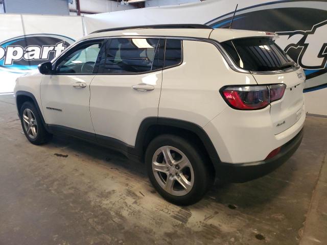 3C4NJDBNXPT552699 - 2023 JEEP COMPASS LATITUDE Biały zdjęcie 2