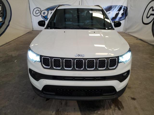 3C4NJDBNXPT552699 - 2023 JEEP COMPASS LATITUDE Biały zdjęcie 5
