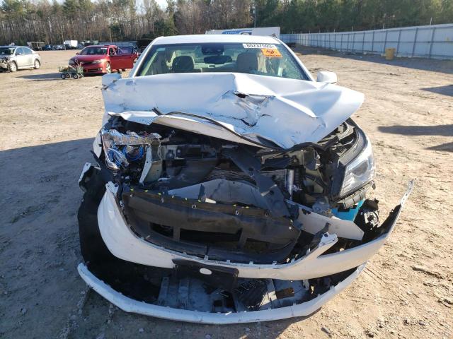 1G4GD5G38GF244739 - 2016 BUICK LACROSSE PREMIUM WHITE photo 5