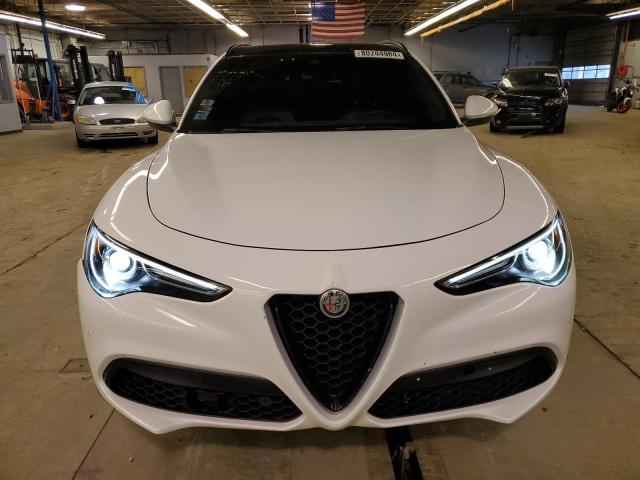 ZASFAKNN5J7B99909 - 2018 ALFA ROMEO STELVIO TI SPORT WHITE photo 5