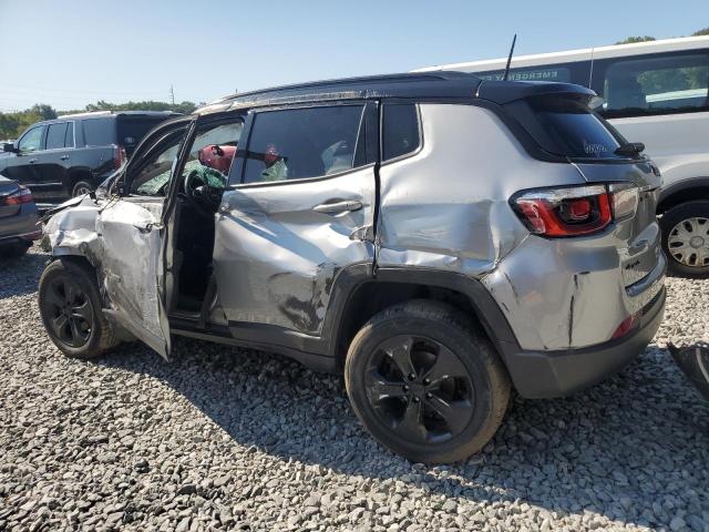 3C4NJDBB3JT453512 - 2018 JEEP COMPASS LATITUDE فضي صورة 2