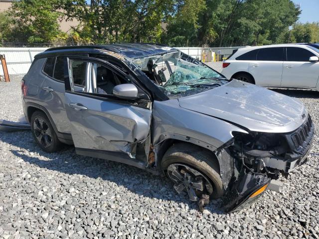 3C4NJDBB3JT453512 - 2018 JEEP COMPASS LATITUDE فضي صورة 4