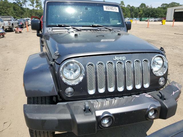 1C4BJWEGXJL848692 - 2018 JEEP WRANGLER U SAHARA ნაცრისფერი ფოტო 5