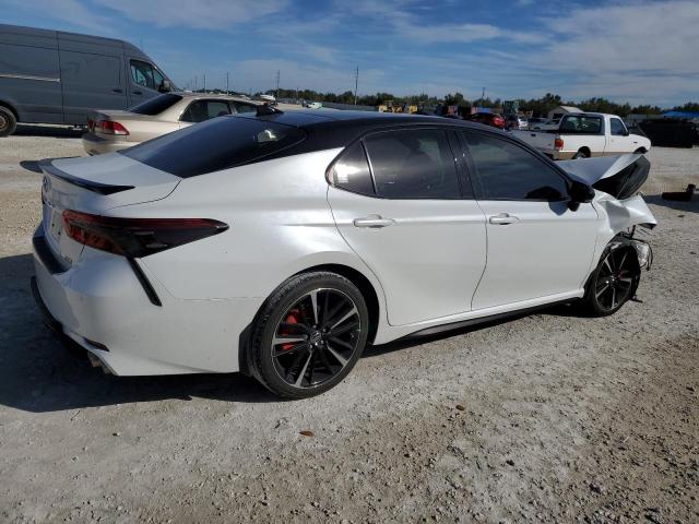 4T1B61HK4JU010328 - 2018 TOYOTA CAMRY XSE WHITE photo 3