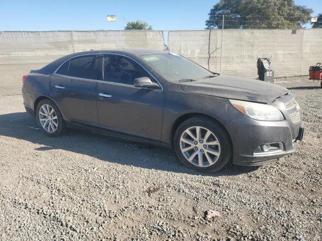 1G11H5SA8DF295831 - 2013 CHEVROLET MALIBU LTZ ნაცრისფერი ფოტო 4