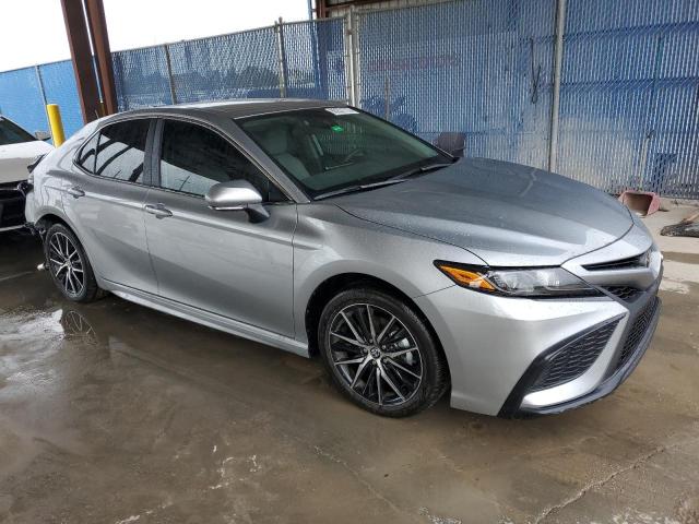 4T1G11AK3RU864138 - 2024 TOYOTA CAMRY SE NIGHT SHADE SILVER photo 4