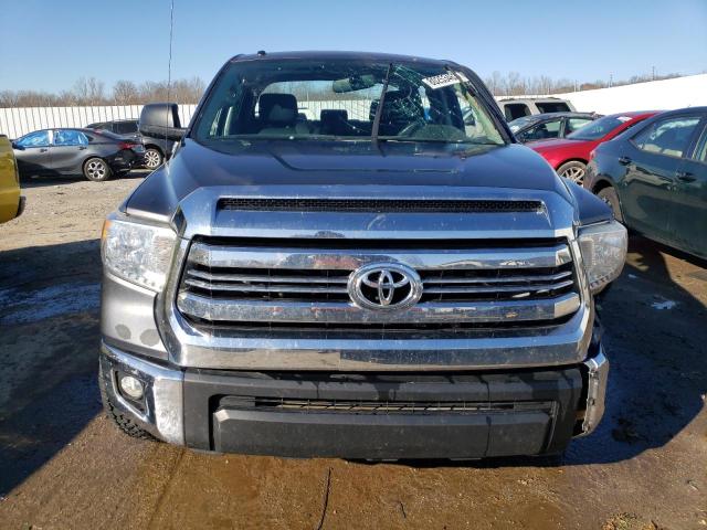 5TFDW5F19HX654060 - 2017 TOYOTA TUNDRA CREWMAX SR5 GRAY photo 5