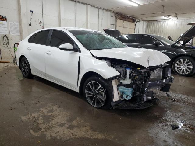 3KPF24AD5NE462632 - 2022 KIA FORTE FE WHITE photo 4