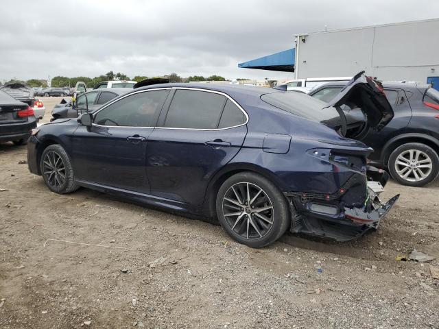 4T1G11AK8NU631611 - 2022 TOYOTA CAMRY SE BLUE photo 2