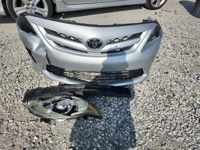 5YFBU4EE2DP106714 - 2013 TOYOTA COROLLA BASE Srebrny zdjęcie 12