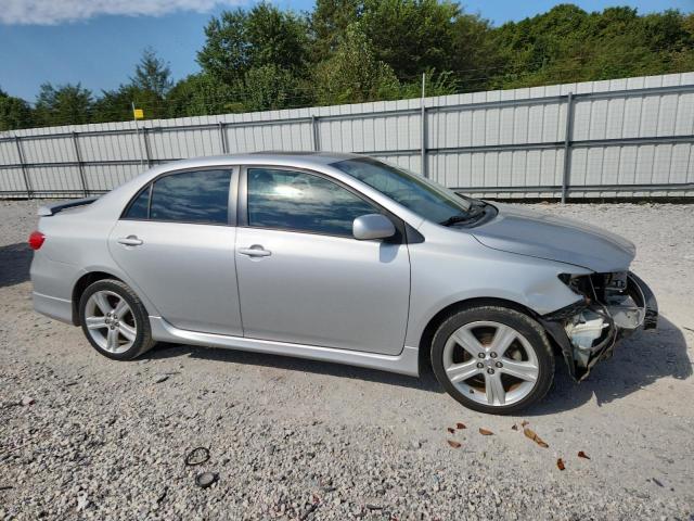 5YFBU4EE2DP106714 - 2013 TOYOTA COROLLA BASE Srebrny zdjęcie 4