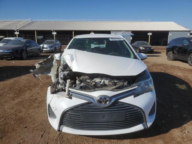 VNKKTUD34FA030902 - 2015 TOYOTA YARIS WHITE photo 5